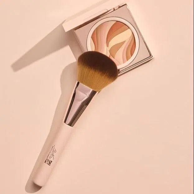 Bionike Defence Color - Pennello Maxi Terra per Viso, Sfuma Bronzer e Cipria Delicatamente in Modo Uniforme, Dona un Makeup Definito