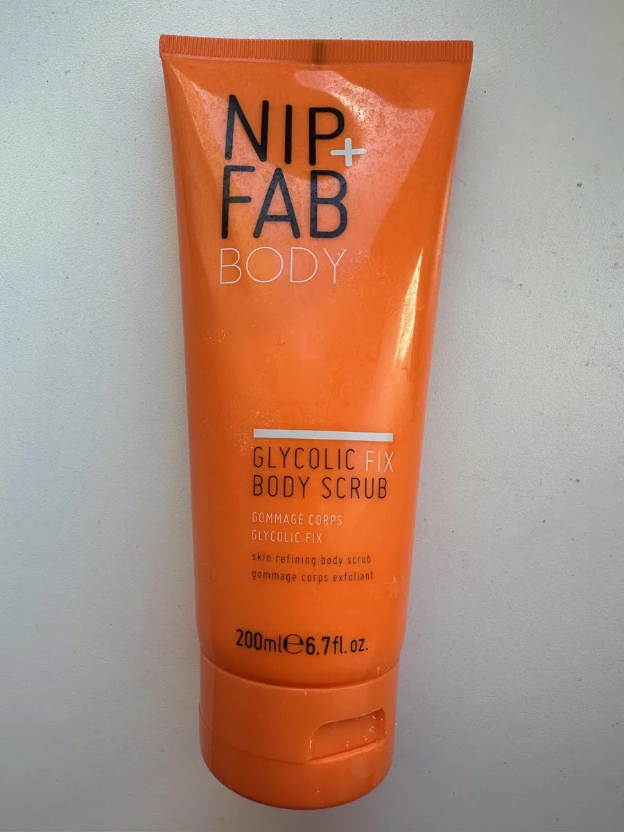 Nip + Fab Glycolic Fix Peeling Corpo –Cura del Corpo AHA con Acido Salicilico – Esfoliante per Cheratosi Pilare e Gambe a Fragola, per Pelle Liscia, 200 ml