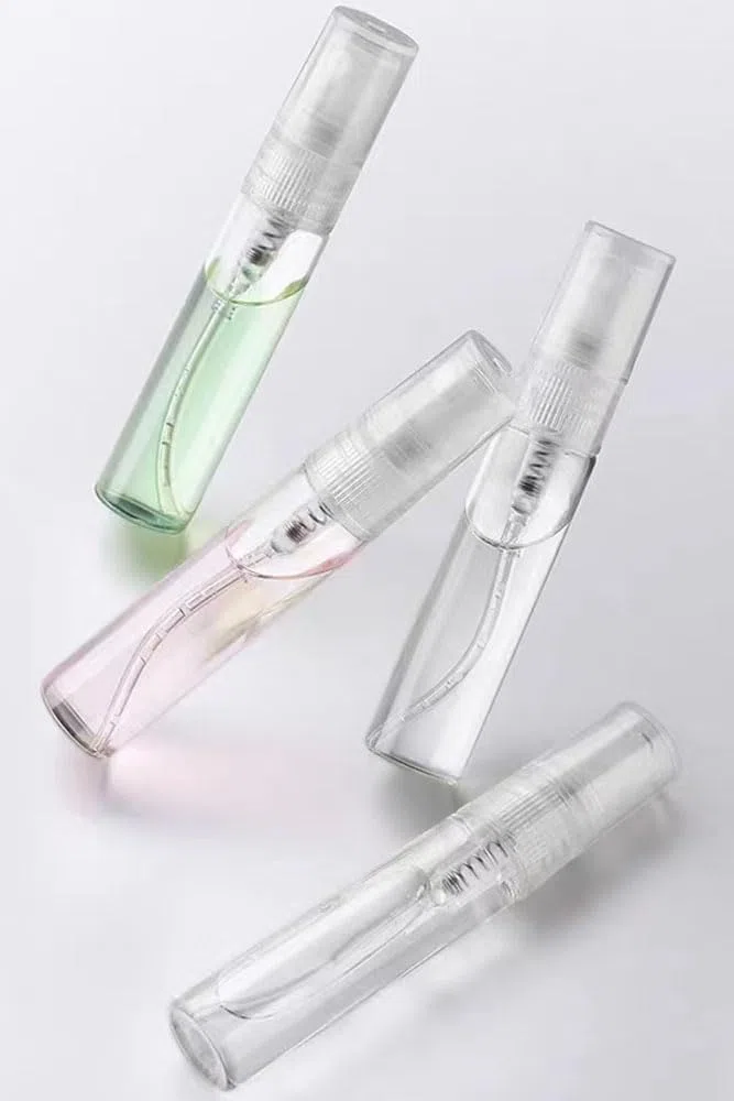 30 Pezzi Mini Flacone Spray, 3ml bottiglia campione,Riutilizzabile tomizzatore bottiglia di Profumo in Vetro (con etichetta adesiva)