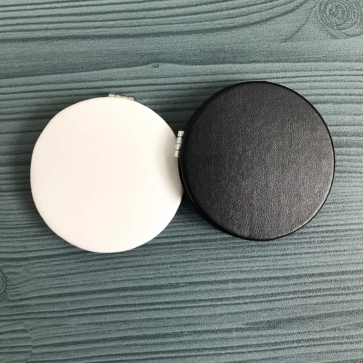 Zcooooool Specchio pieghevole rotondo 6,7 CM,per il trucco Specchio per il trucco professionale bifacciale(un lato ingrandito,l'altro normale) Specchio con superficie in Pu