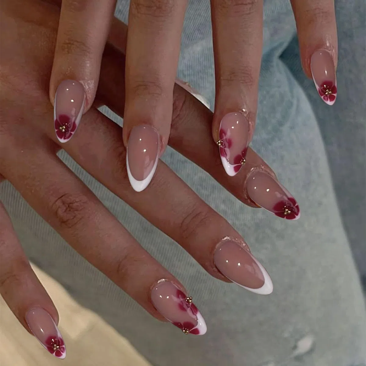 LunarCharm 24 pezzi unghie press on French tip rosse, unghie finte acriliche corte a mandorla con design floreale, unghie adesive lucide a copertura completa per donna fai da te