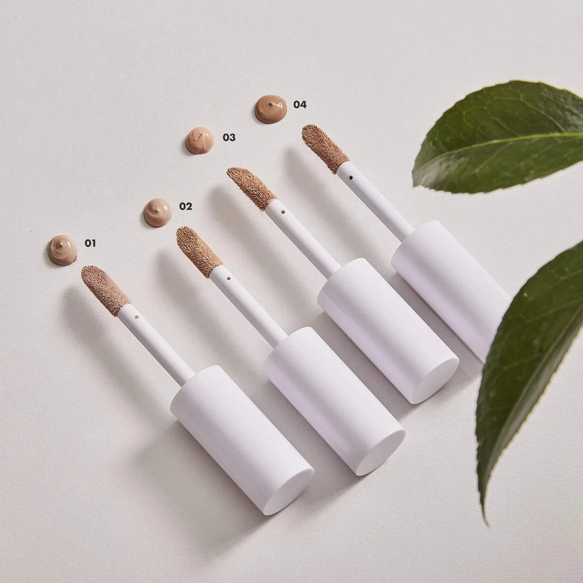 Deborah Correttore Fluido Formula Pura N.02 Beige, 0% Siliconi, Antirughe Borse e Occhiaie, riduce Imperfezioni e Discromie, Finish Luminoso, con Olio di Cetriolo Bio e Filtri Anti Luce Blu