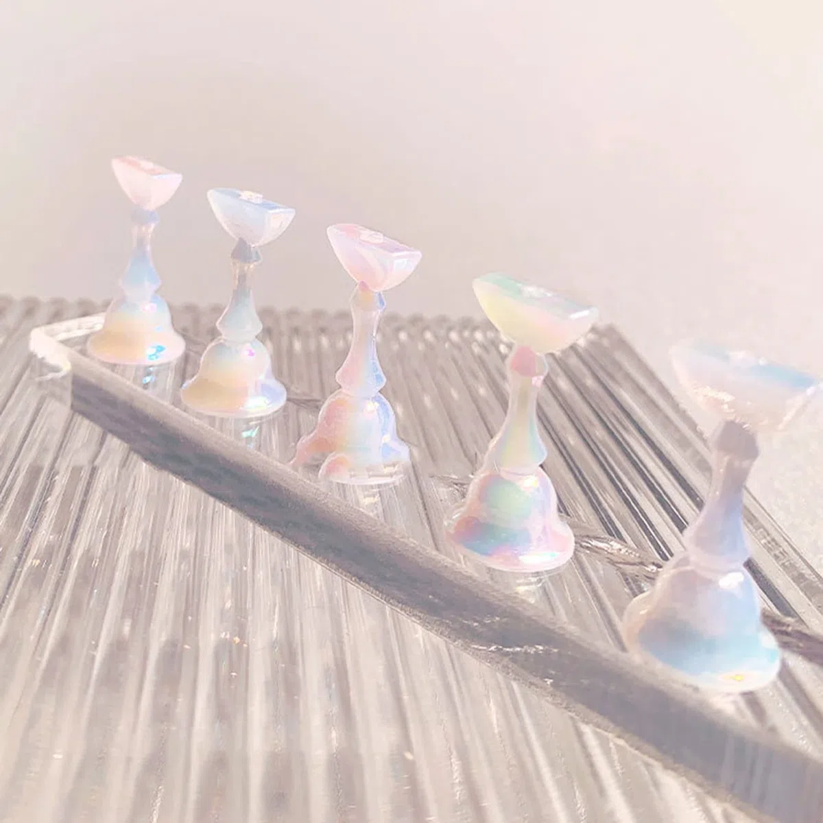 5pcs acrilico Nail Display Stand Nail Tip Practice Holder Magnetico Nail Practice Stand Unghie DIY Nail Art Stand per False Nail Tip Manicure Strumento Home Salon Uso Arcobaleno
