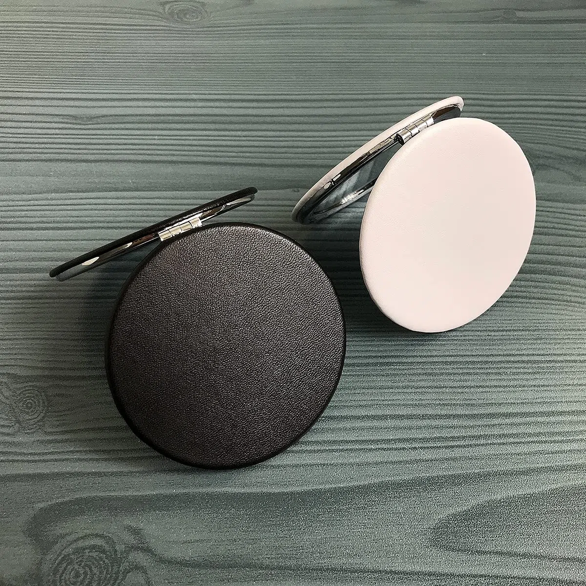 Zcooooool Specchio pieghevole rotondo 6,7 CM,per il trucco Specchio per il trucco professionale bifacciale(un lato ingrandito,l'altro normale) Specchio con superficie in Pu