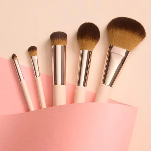 Bionike Defence Color - Pennello Maxi Terra per Viso, Sfuma Bronzer e Cipria Delicatamente in Modo Uniforme, Dona un Makeup Definito