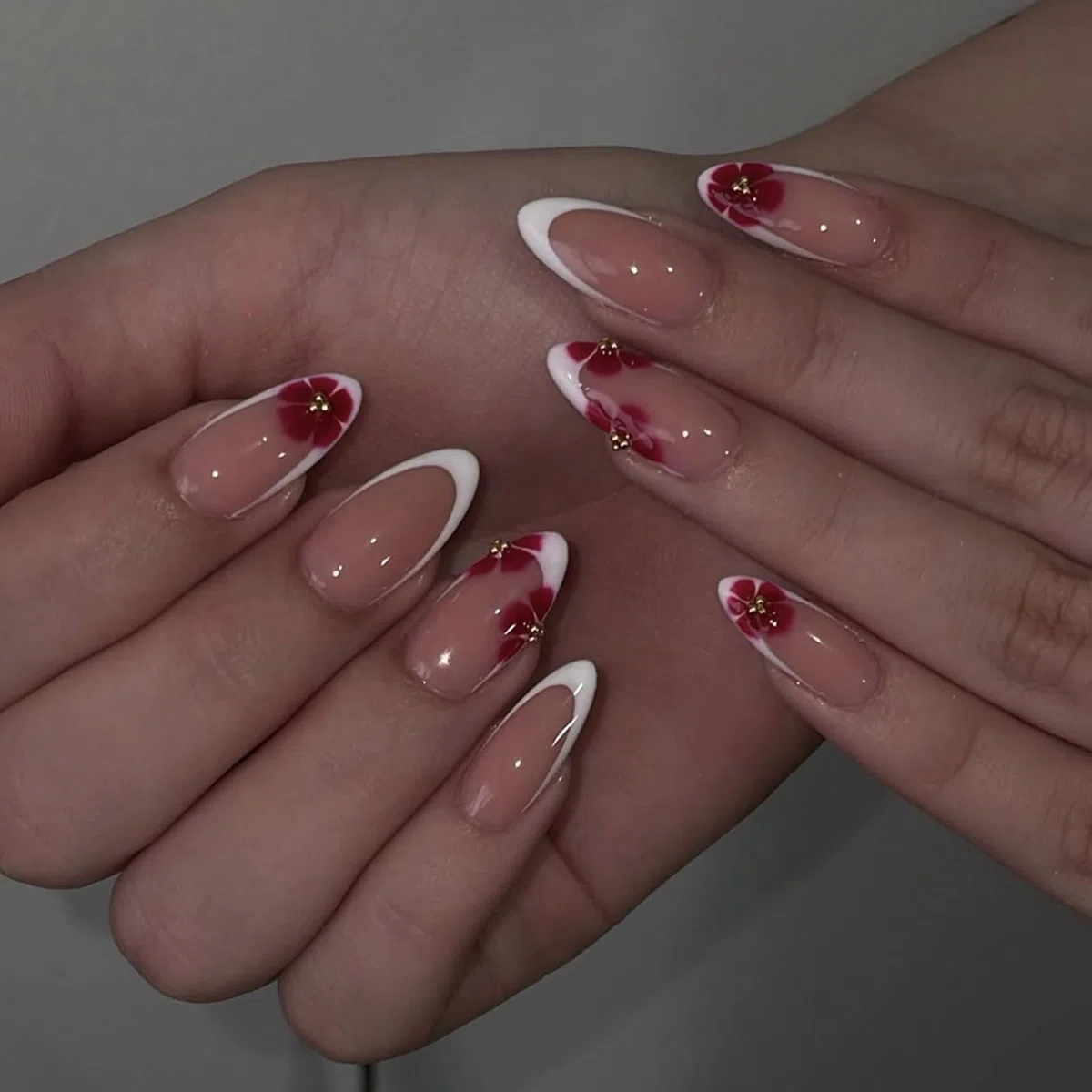 LunarCharm 24 pezzi unghie press on French tip rosse, unghie finte acriliche corte a mandorla con design floreale, unghie adesive lucide a copertura completa per donna fai da te